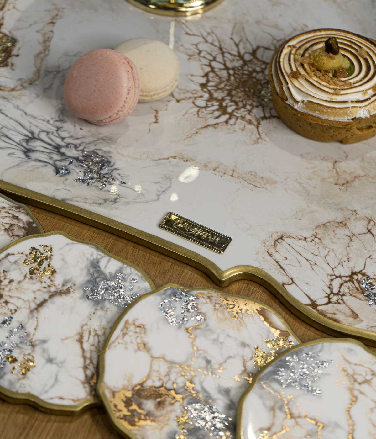 Bandeja Marsella Greta White Gold and Silver en resina, hecha a mano por Dammar