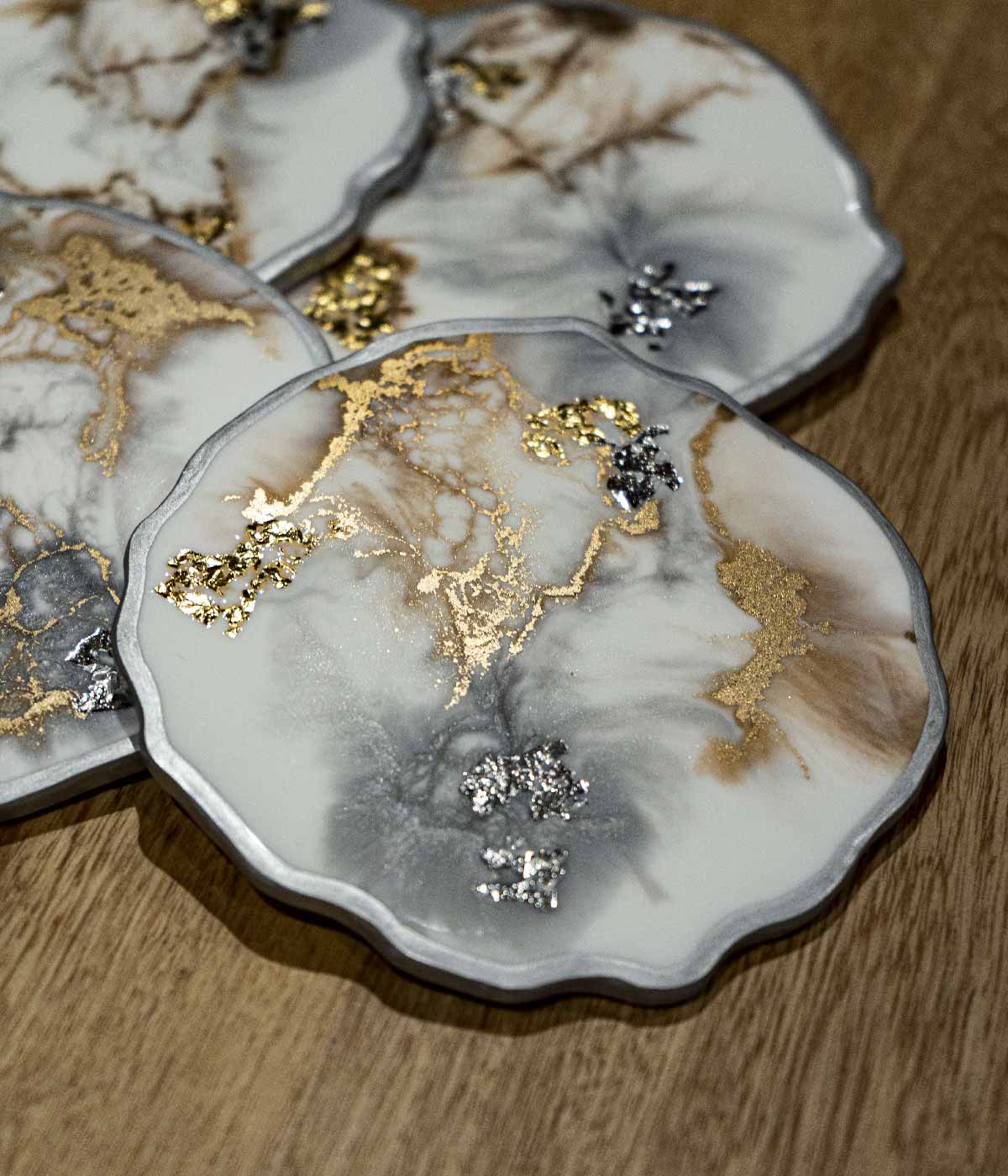 Portavasos Greta White Silver and Gold en resina, hechos a mano por Dammar