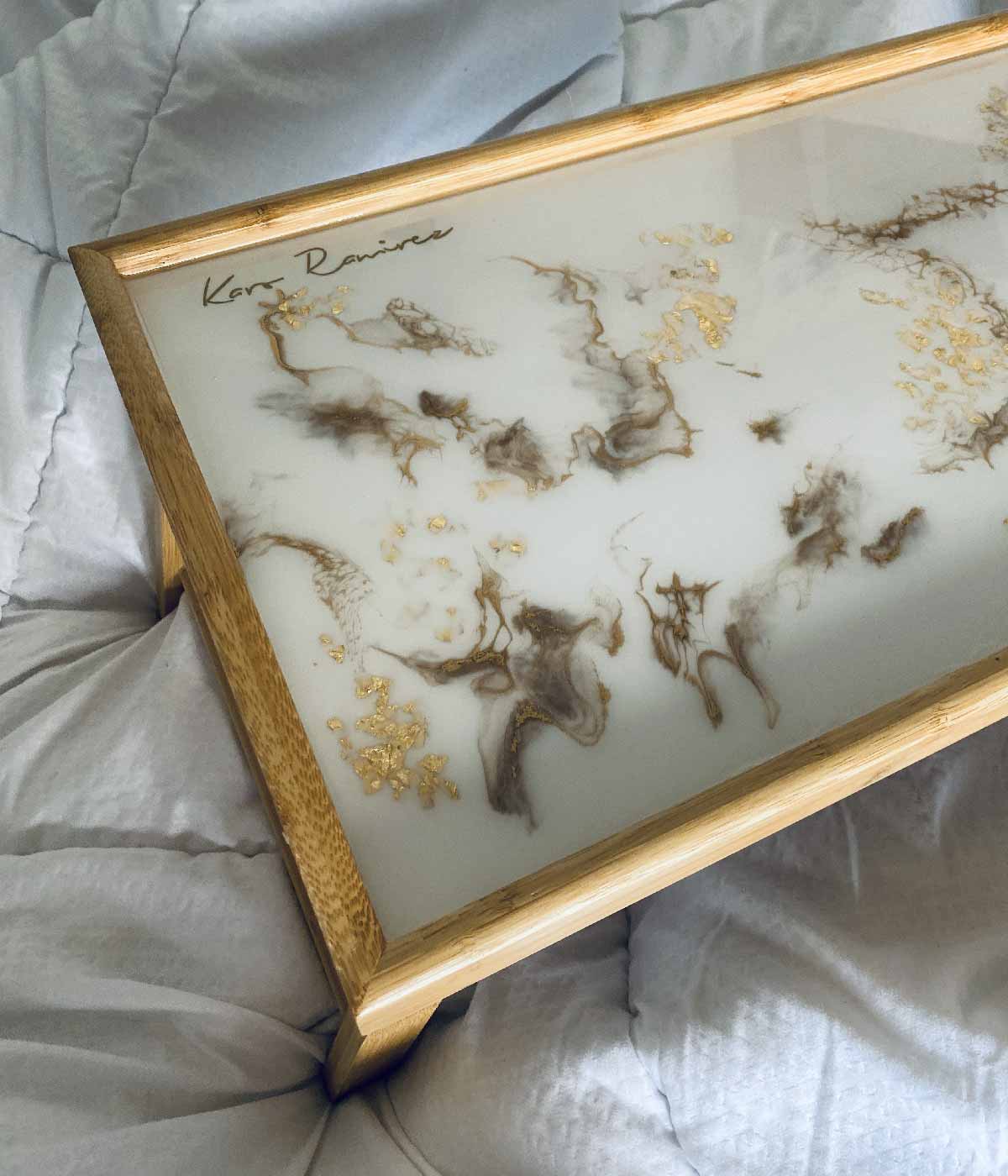 Mesa de cama Greta White Gold en resina, hecha a mano por Dammar