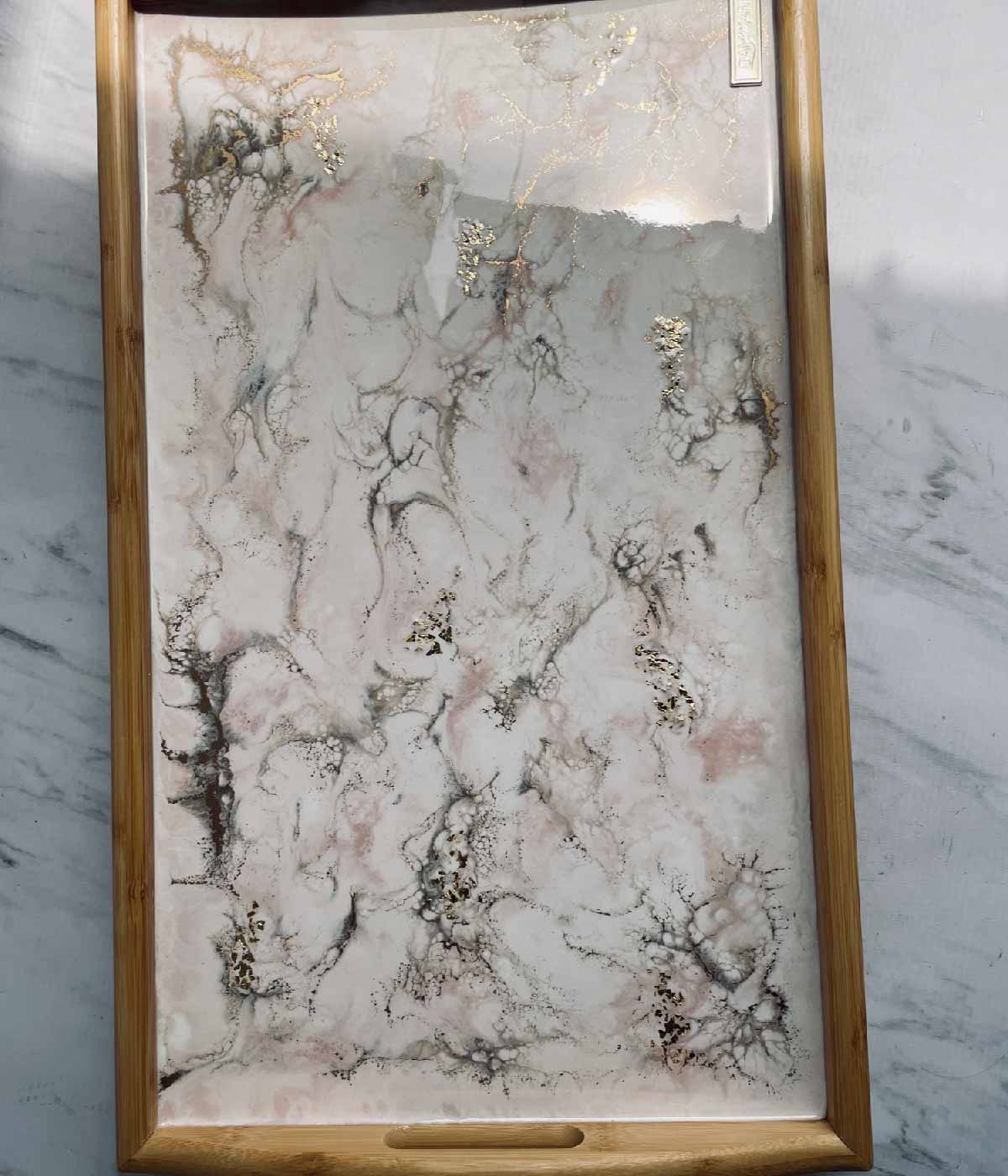 Mesa de cama Greta White Rosa Gold en resina, hecha a mano por Dammar