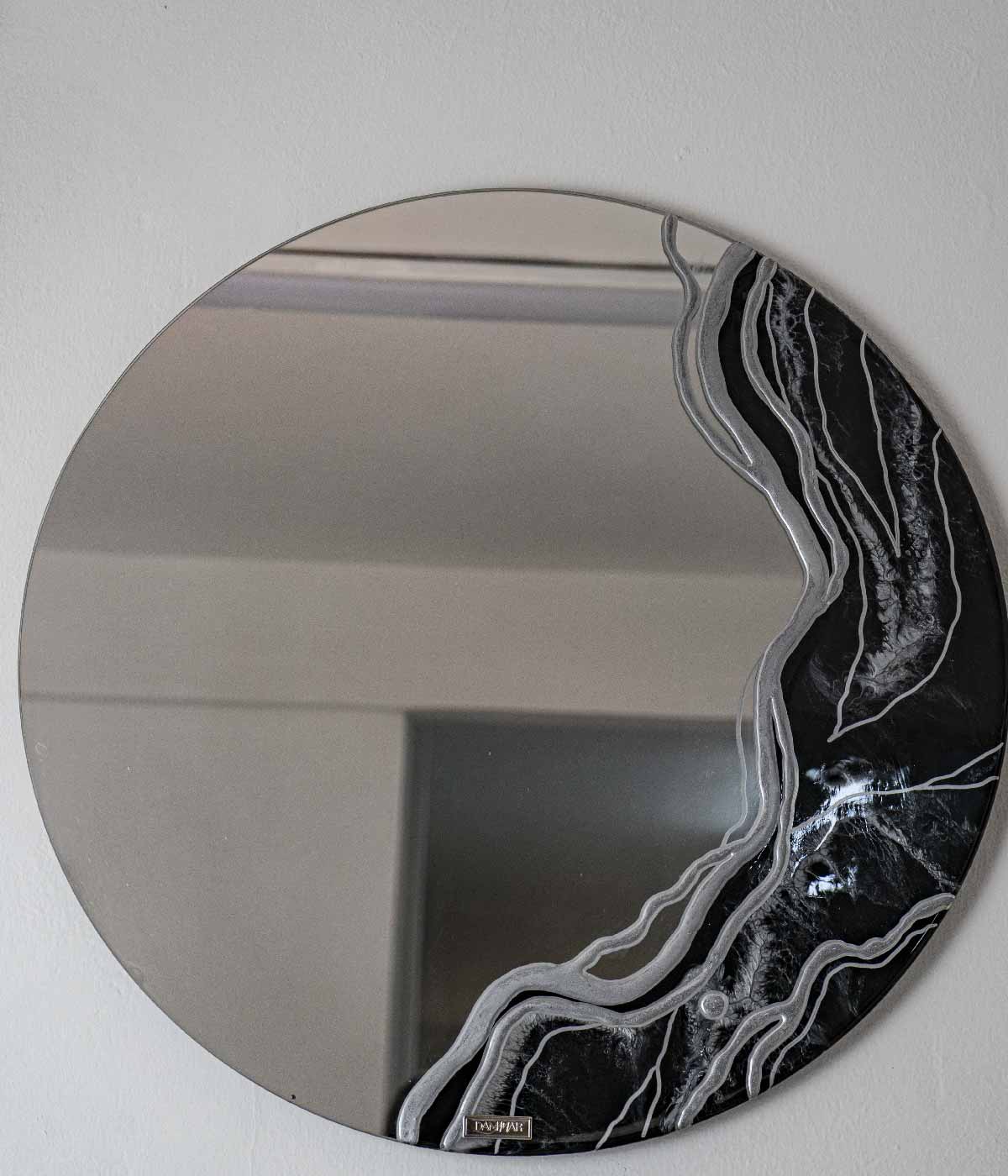 Espejo redondo Black Lines, hecho a mano por Dammar