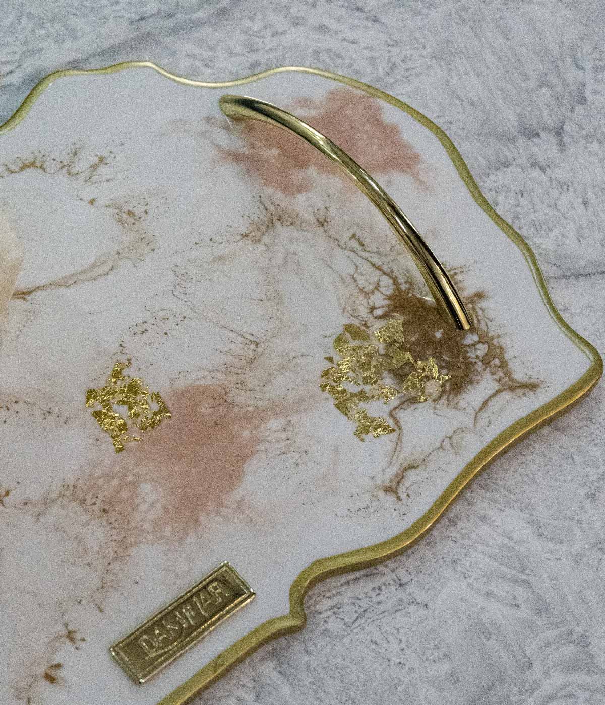 Bandeja Marsella Greta White Rosa Gold en resina, hecha a mano por Dammar